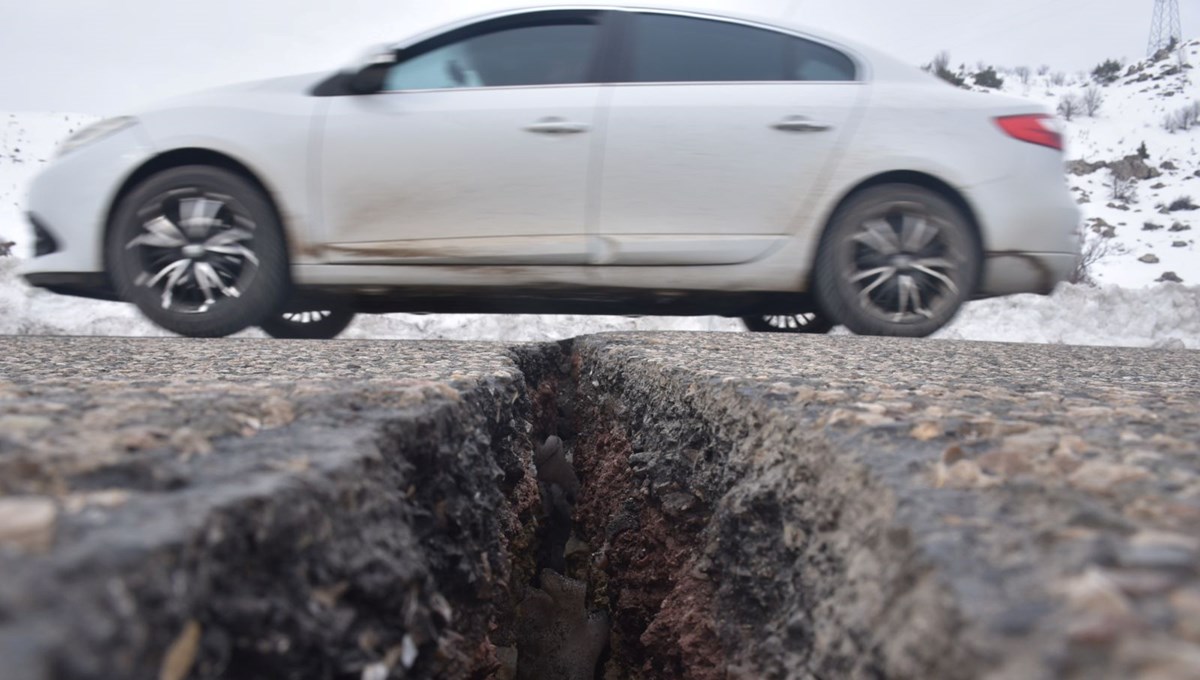 Deprem felaketinin ardından yollar yarıldı, dağlardan kaya parçaları koptu Deprem felaketinin ardından yollar yarıldı, dağlardan kaya parçaları koptu