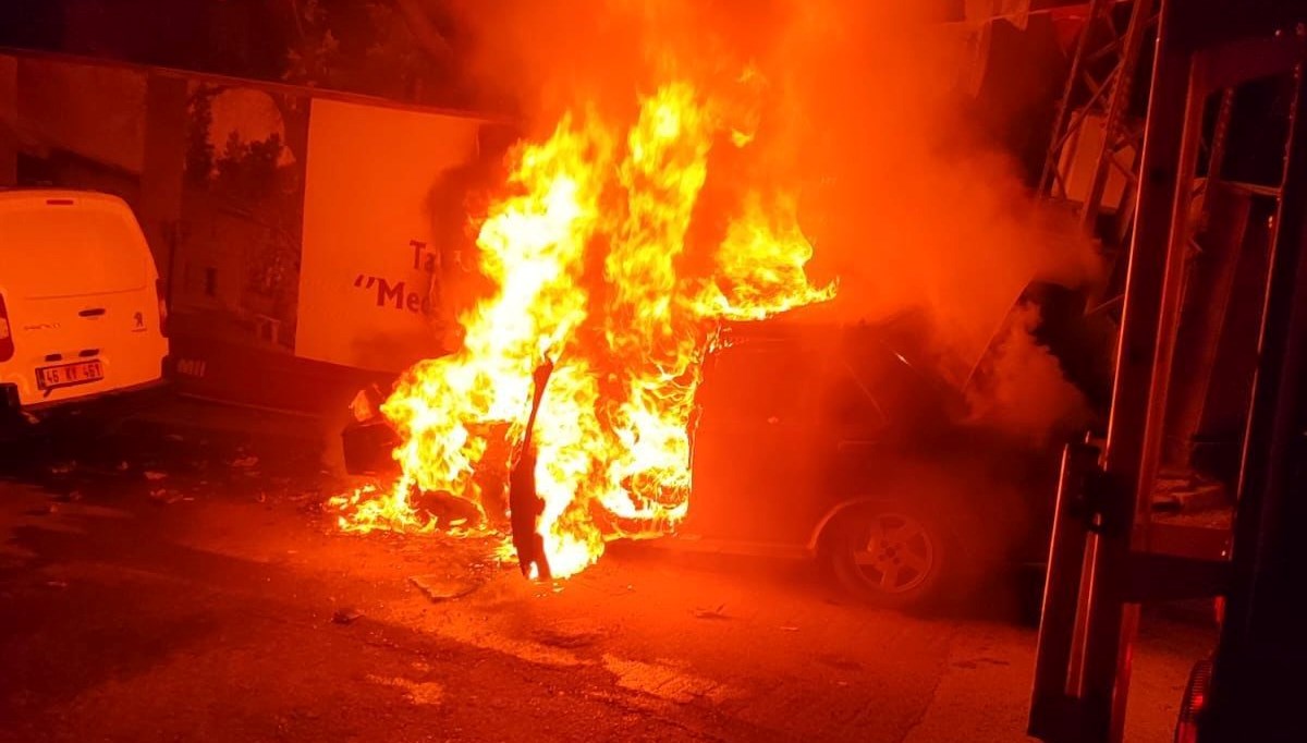 Kahramanmaraş'ta otomobil yangını Kahramanmaraş'ta otomobil yangını