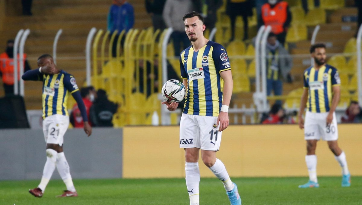 Fenerbahçe tribünlerinden istifa çağrısı