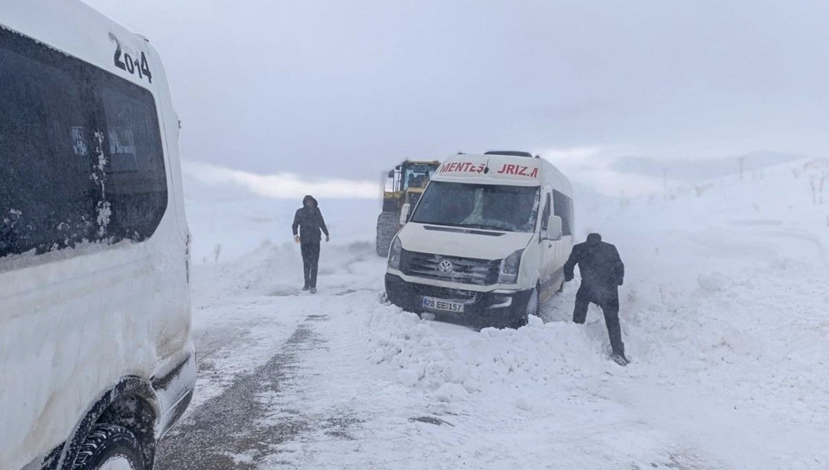Van’da tipide mahsur kalanlar kurtarıldı Van’da tipide mahsur kalanlar kurtarıldı