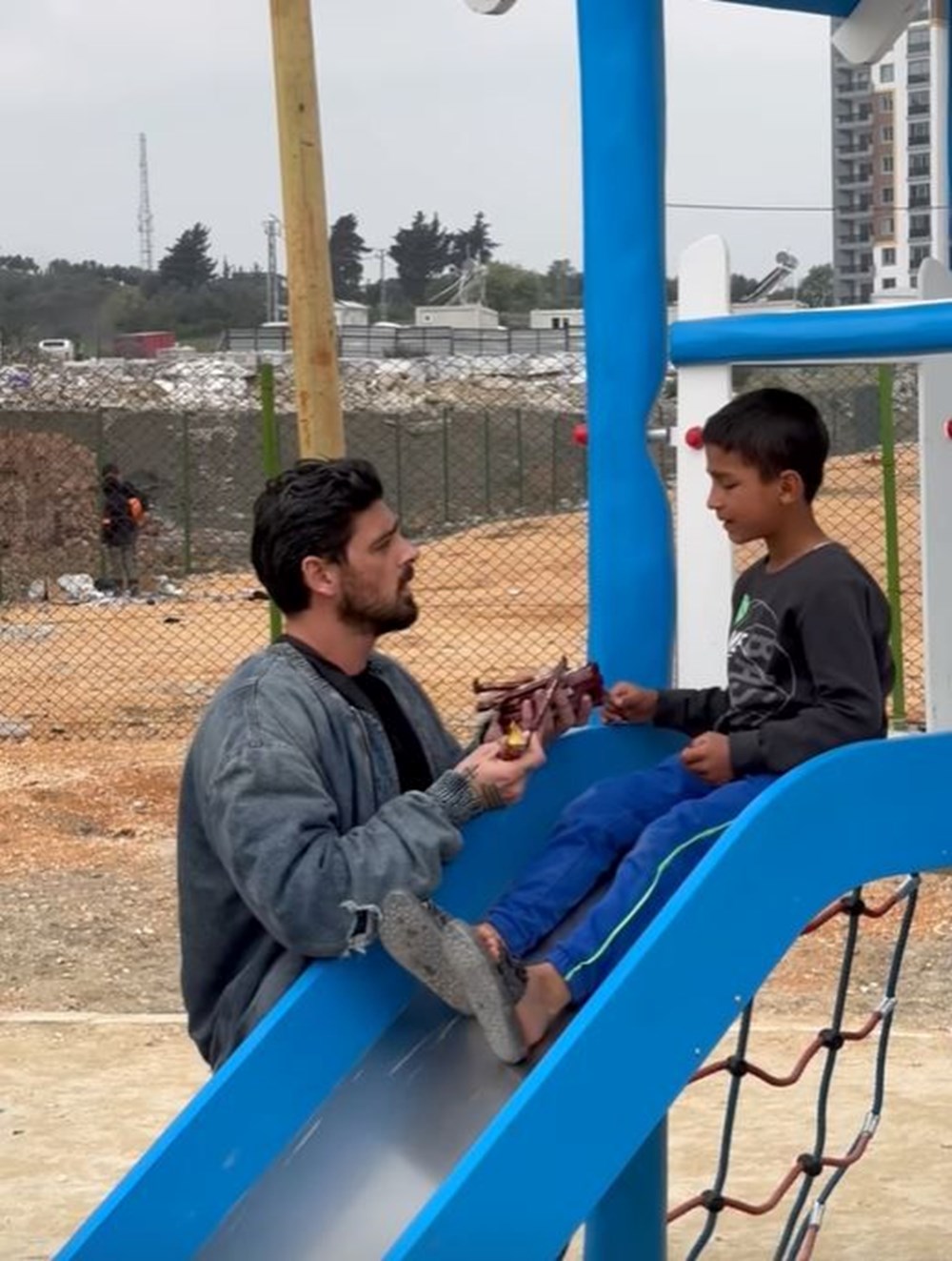 İtalyan oyuncu Michele Morrone deprem bölgesinde - 8