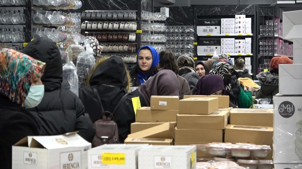 Bursa'da ucuz tencere izdihamı: Birbirlerini ezip, çocuklarını kaybettiler - 8