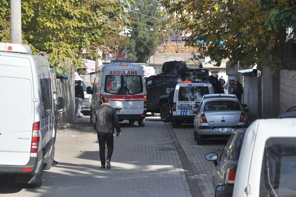 Diyarbakır'da kısıtlama gününde ortalık savaş alanına döndü: 20 yaralı - 1