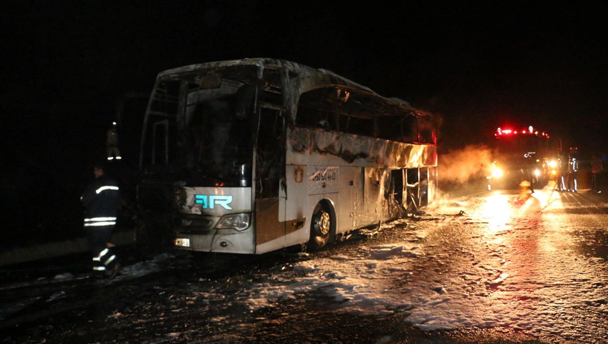 Adana'da seyir halindeki yolcu otobüsü alev topuna döndü