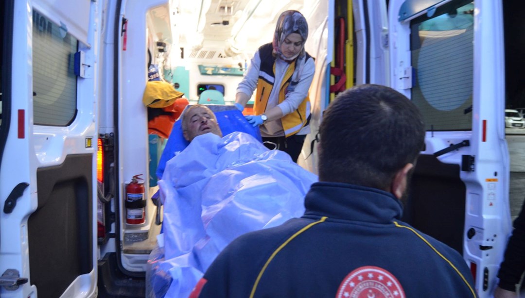 5 kişinin saldırısı ile 11 yerinden bıçaklandı