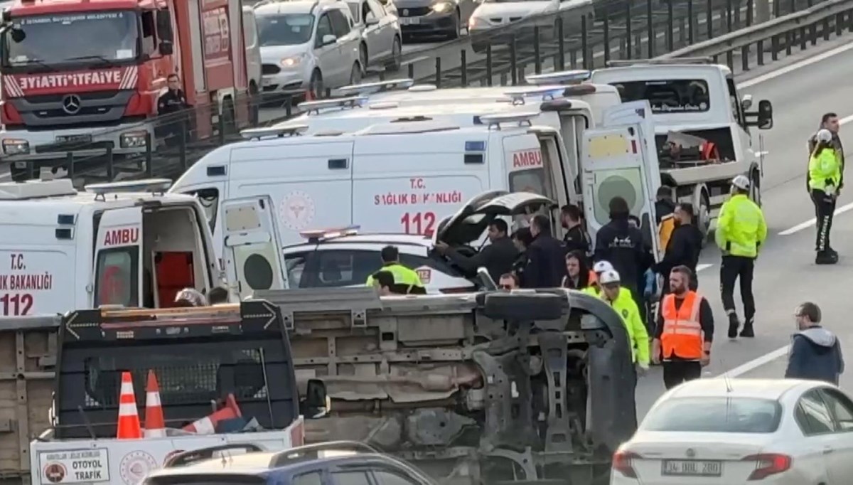 TEM'de öğrenci servisi devrildi: 10 yaralı TEM'de öğrenci servisi devrildi: 10 yaralı