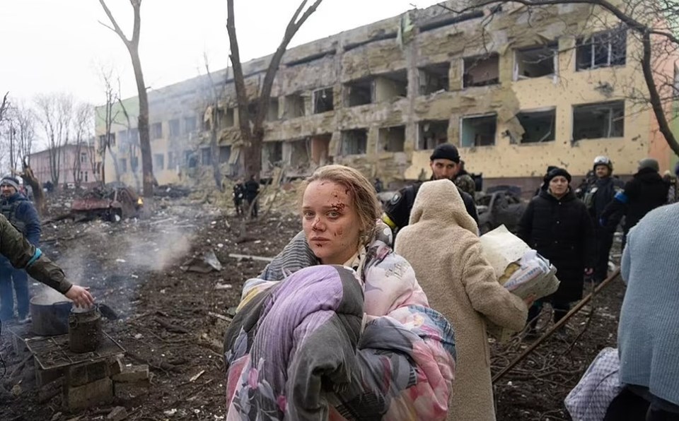 Mariupol'deki çocuk hastanesine bombalı saldırı düzenlendi.