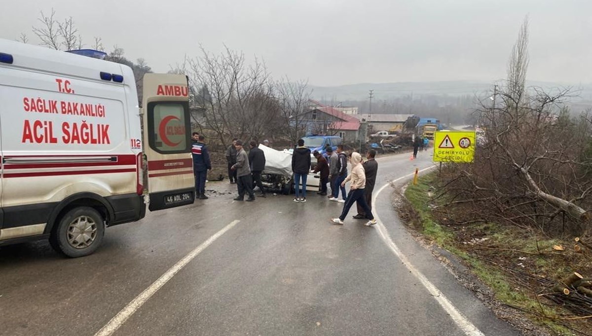 Sivil polis aracı ile otomobil çarpıştı