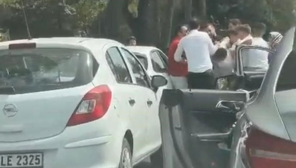 Trafiği yavaşlatan konvoycular tepki gösteren kişiyi dövdü Trafiği yavaşlatan konvoycular tepki gösteren kişiyi dövdü