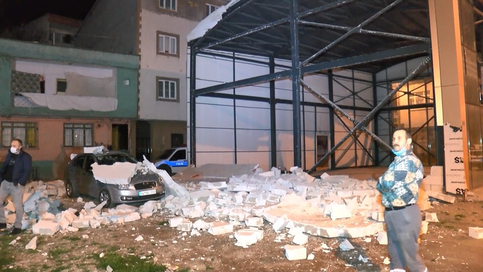Bursa'da şiddetli rüzgar nedeniyle duvar, otomobilin üzerine yıkıldı - 1