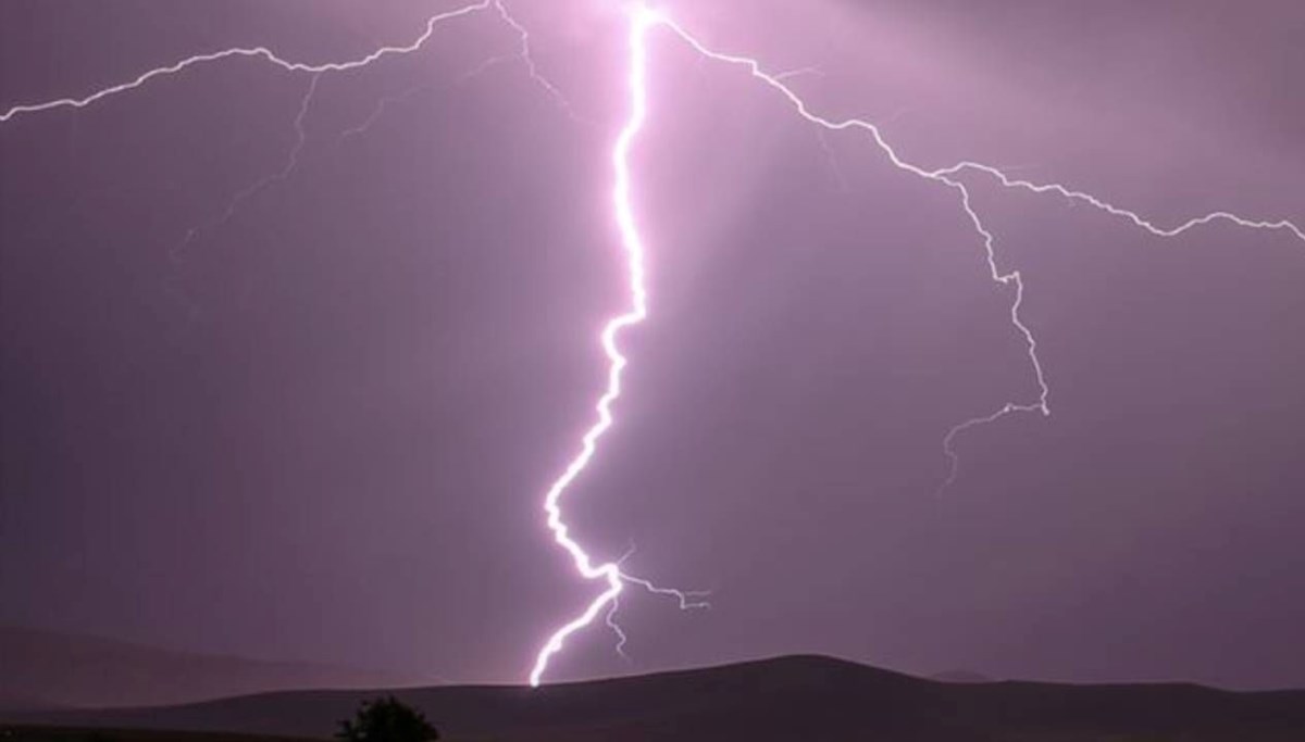 Üzerine yıldırım düştü