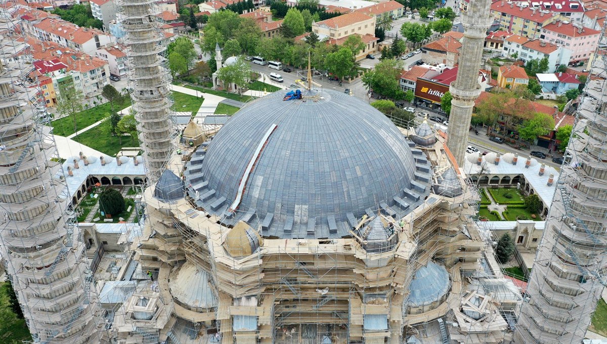 Restorasyondaki Selimiye Camisi'nin ana kubbesine kurşun örtü