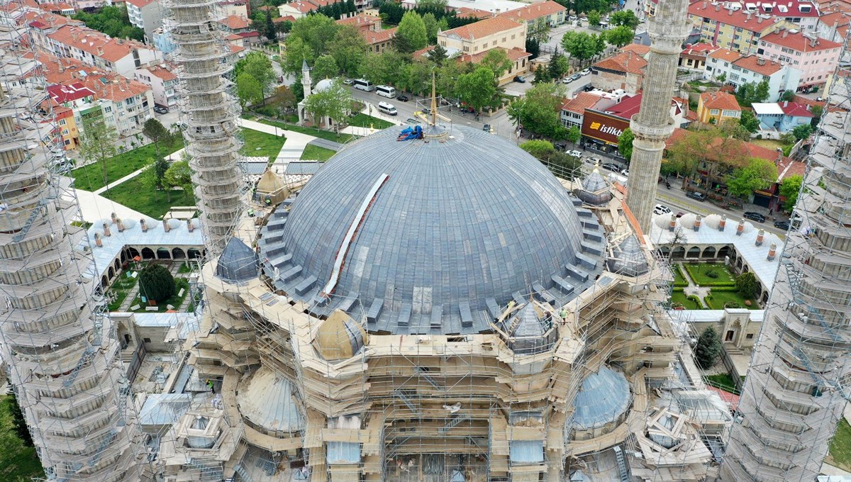 Restorasyondaki Selimiye Camisi'nin ana kubbesine kurşun örtü Restorasyondaki Selimiye Camisi'nin ana kubbesine kurşun örtü