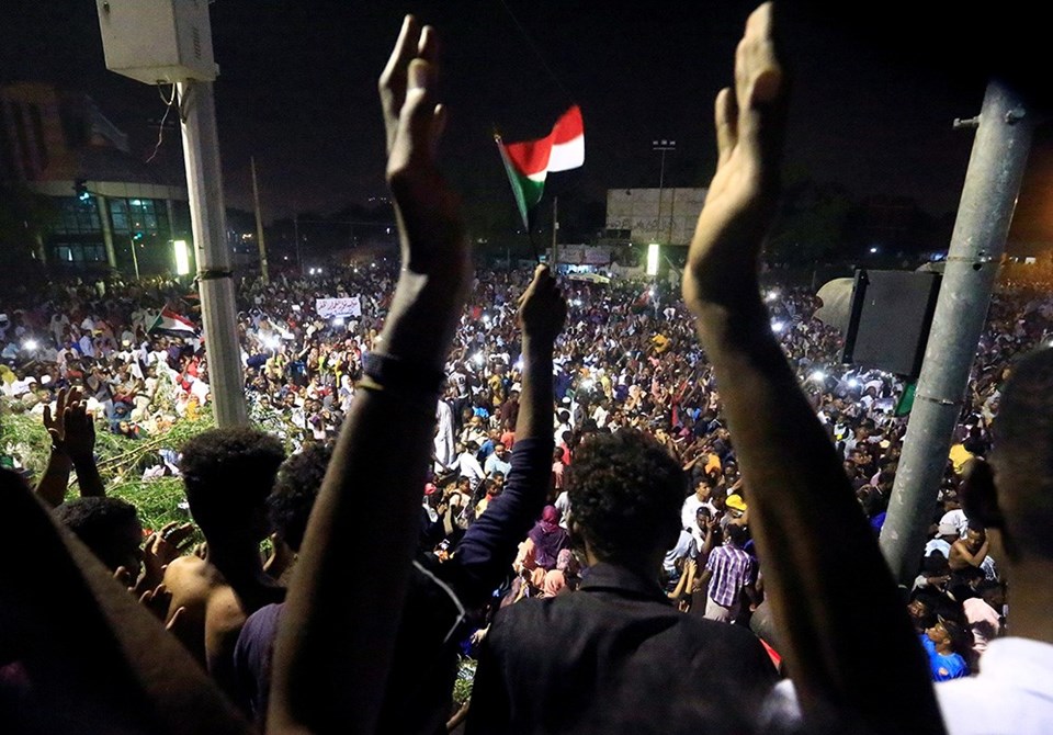 Sudan'da askeri darbe: Devlet Başkanı Ömer el Beşir tutuklandı - 5
