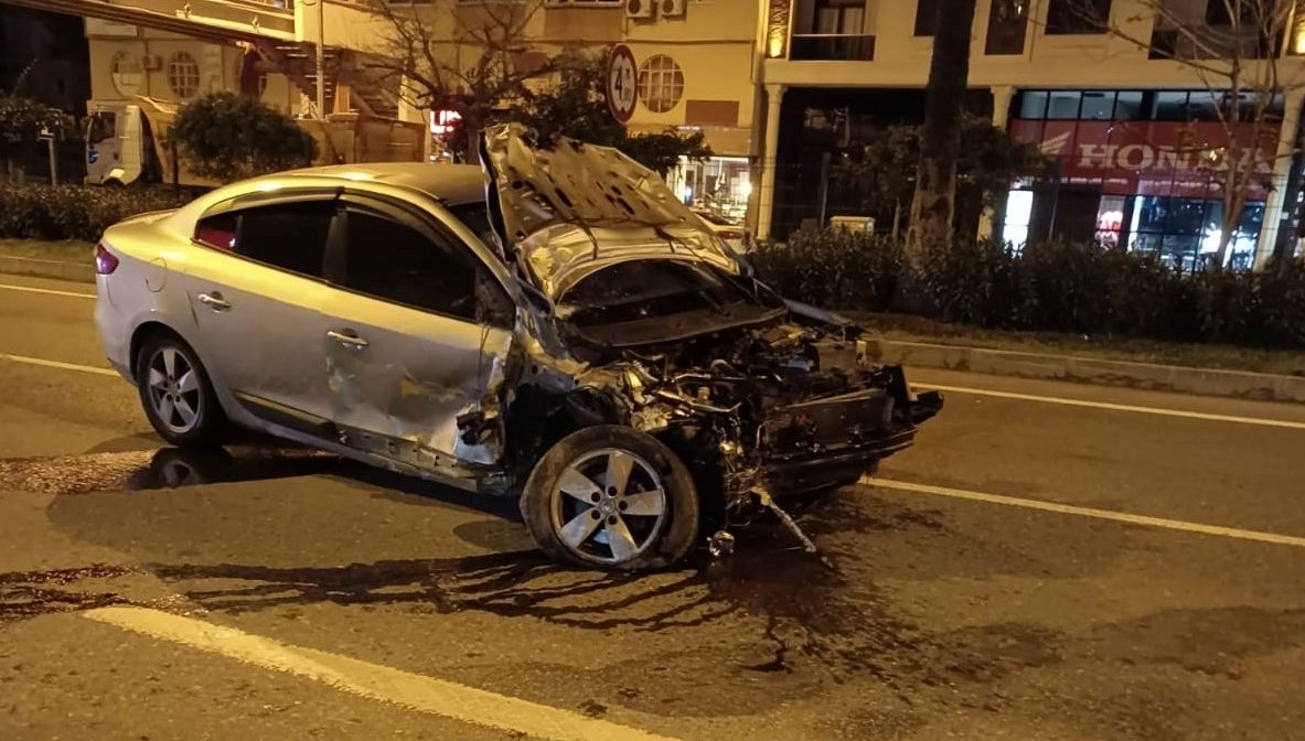 Antalya'da otomobiller çarpıştı: 1 ölü, 1 yaralı