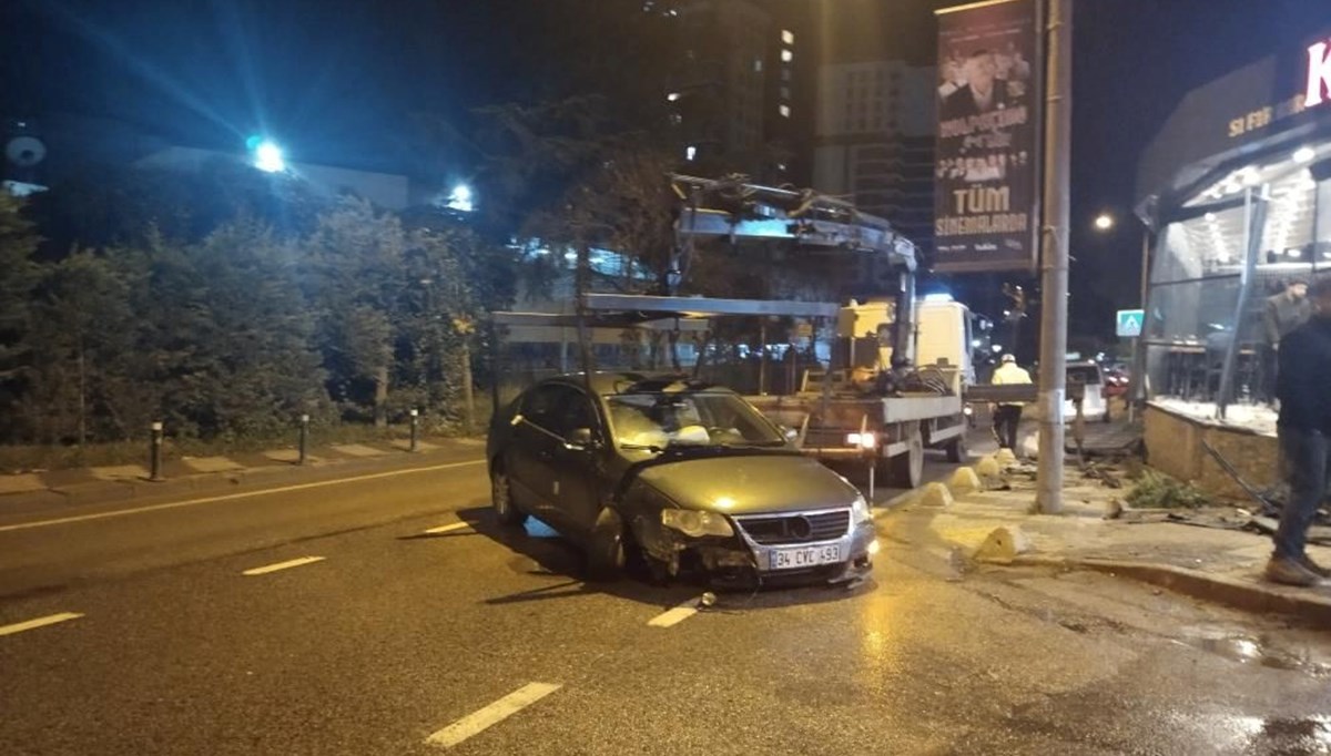 Maltepe'de kontrolden çıkan araç restorana girdi: 1 yaralı