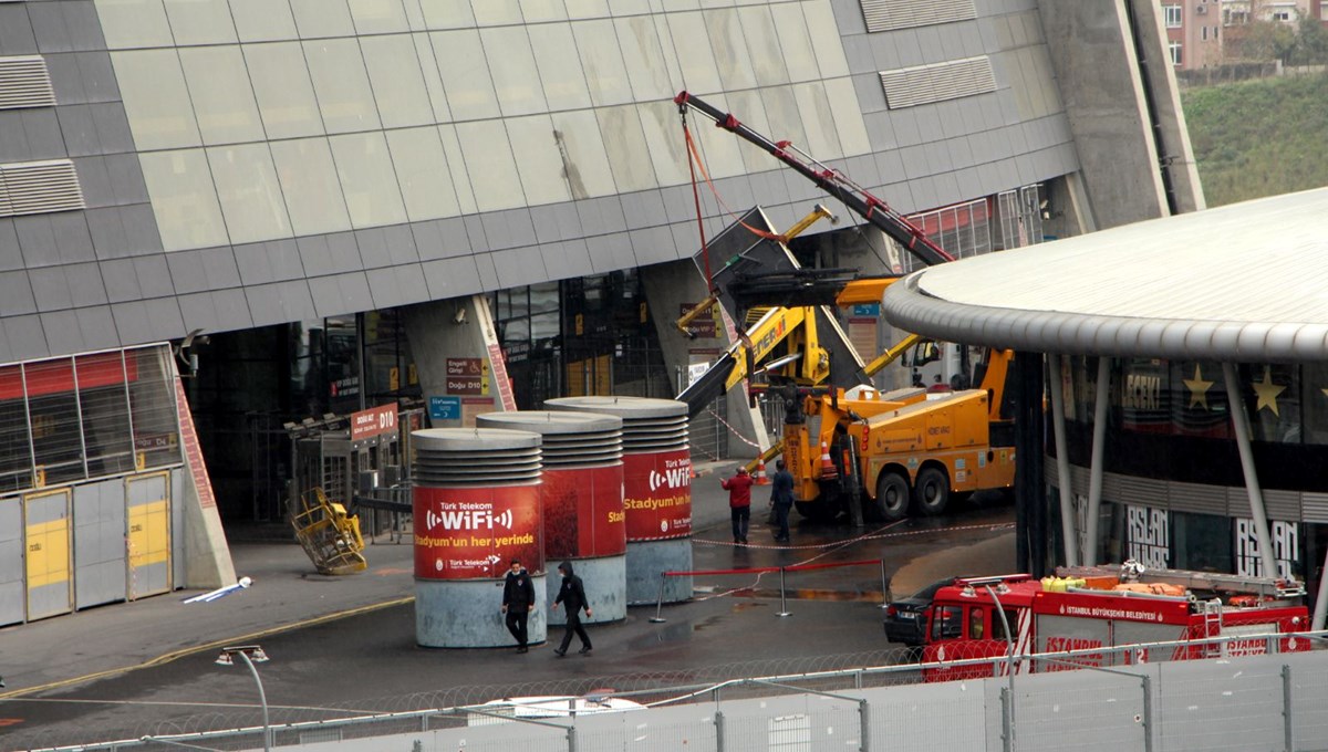 Galatasaray'ın stadında vinç devrildi: 3 yaralı