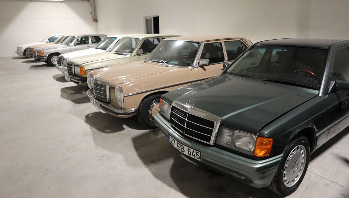 İş yerini klasik otomobil müzesine çevirdi