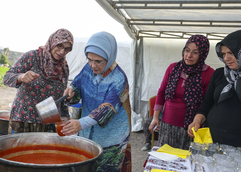 Emine Erdoğan'dan çiftçi kadınlarla ata tohumlu domates hasadı - 5