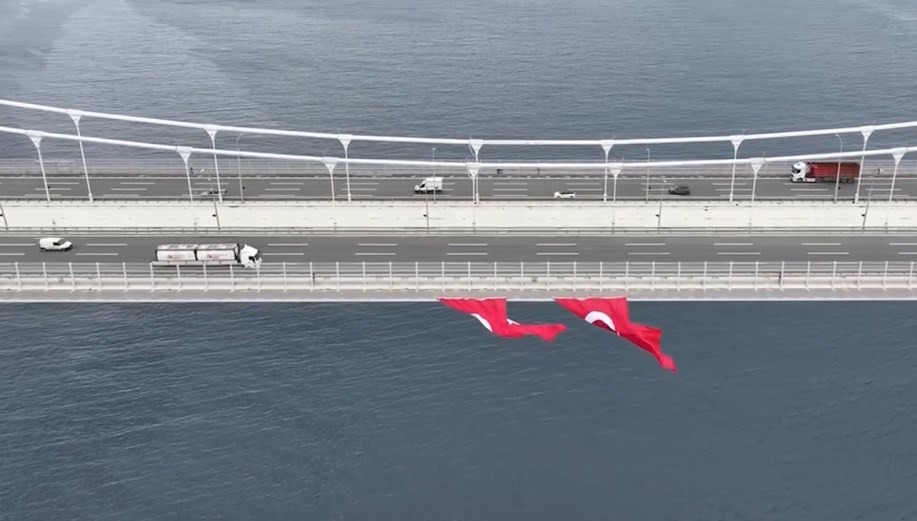 İstanbul'daki köprülere Türk bayrakları asıldı