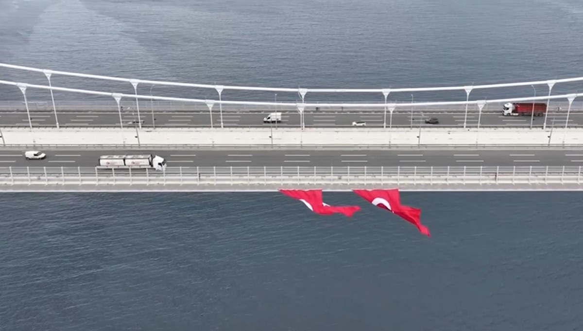 İstanbul'daki köprülere Türk bayrakları asıldı