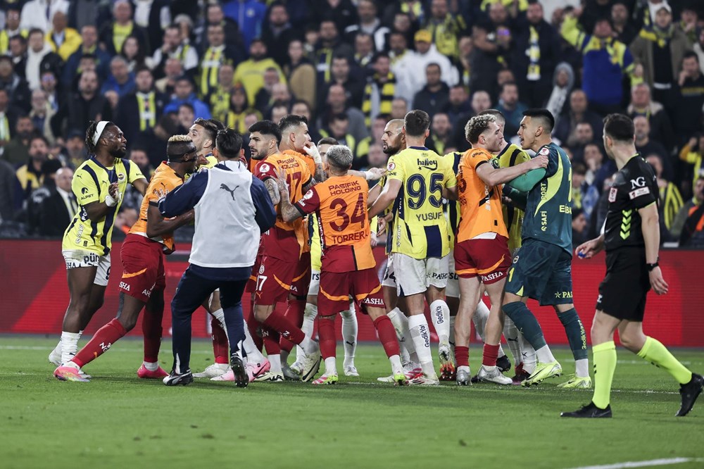 Okan Buruk'un burnunu sıkan Jose Mourinho'nun faturası: 5-10 maç | Futbolculara da ağır ceza kapıda - 16