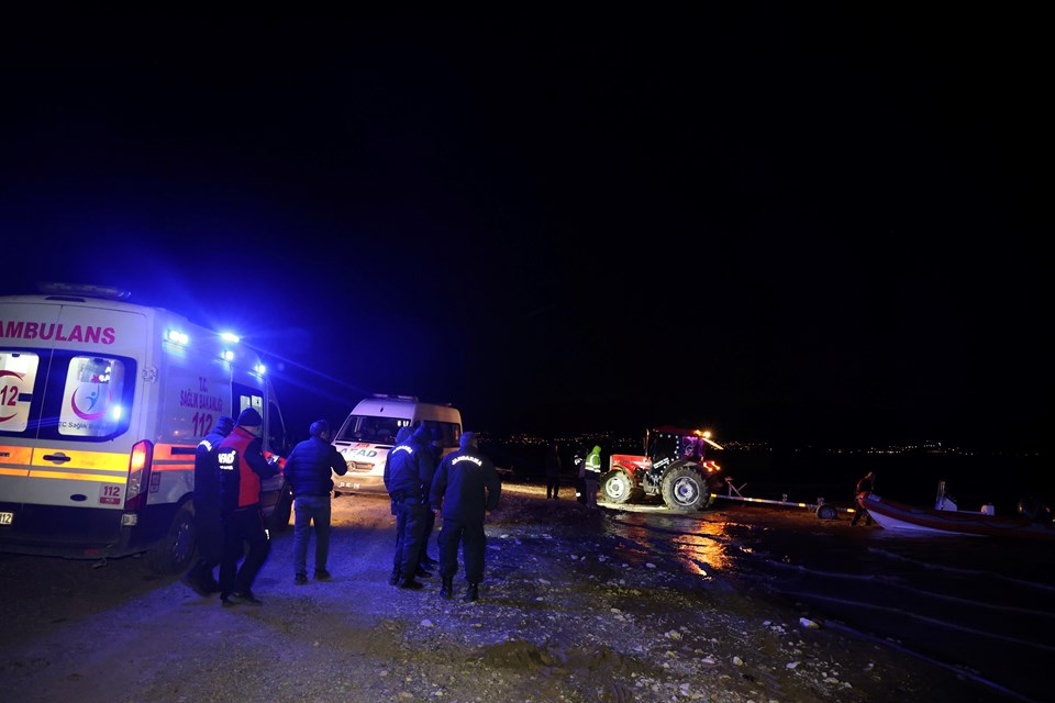 Elazığ'da 2 balıkçı baraj gölünde mahsur kaldı - 1