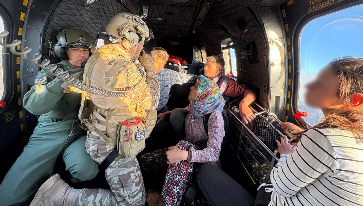 Mehmetçikten alevlerin sardığı Ödemiş'te kurtarma operasyonu
