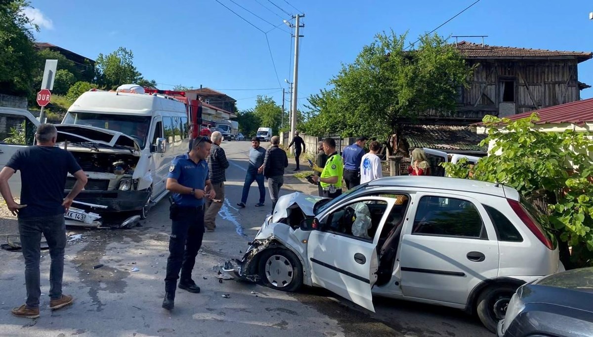 Minibüs ile otomobil çarpıştı: 6 yaralı Minibüs ile otomobil çarpıştı: 6 yaralı