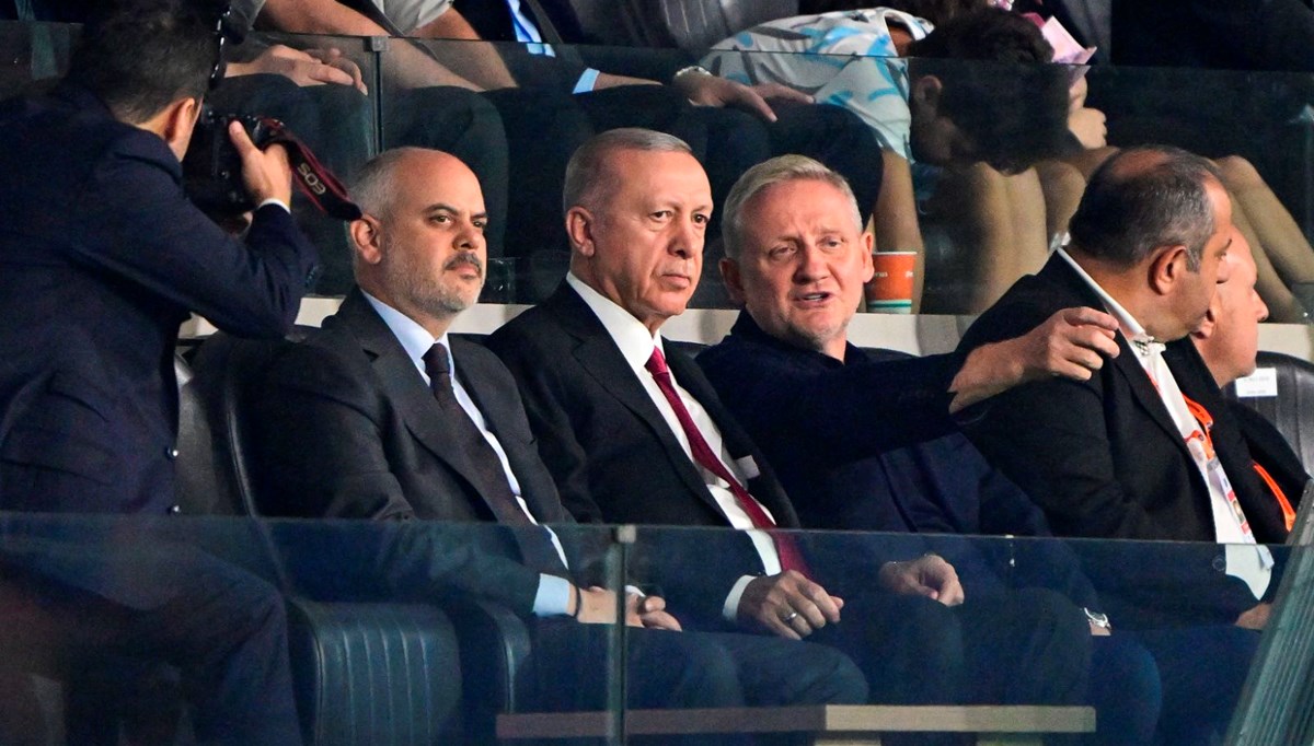 Cumhurbaşkanı Erdoğan, Başakşehir'in Avrupa maçını izledi Cumhurbaşkanı Erdoğan, Başakşehir'in Avrupa maçını izledi