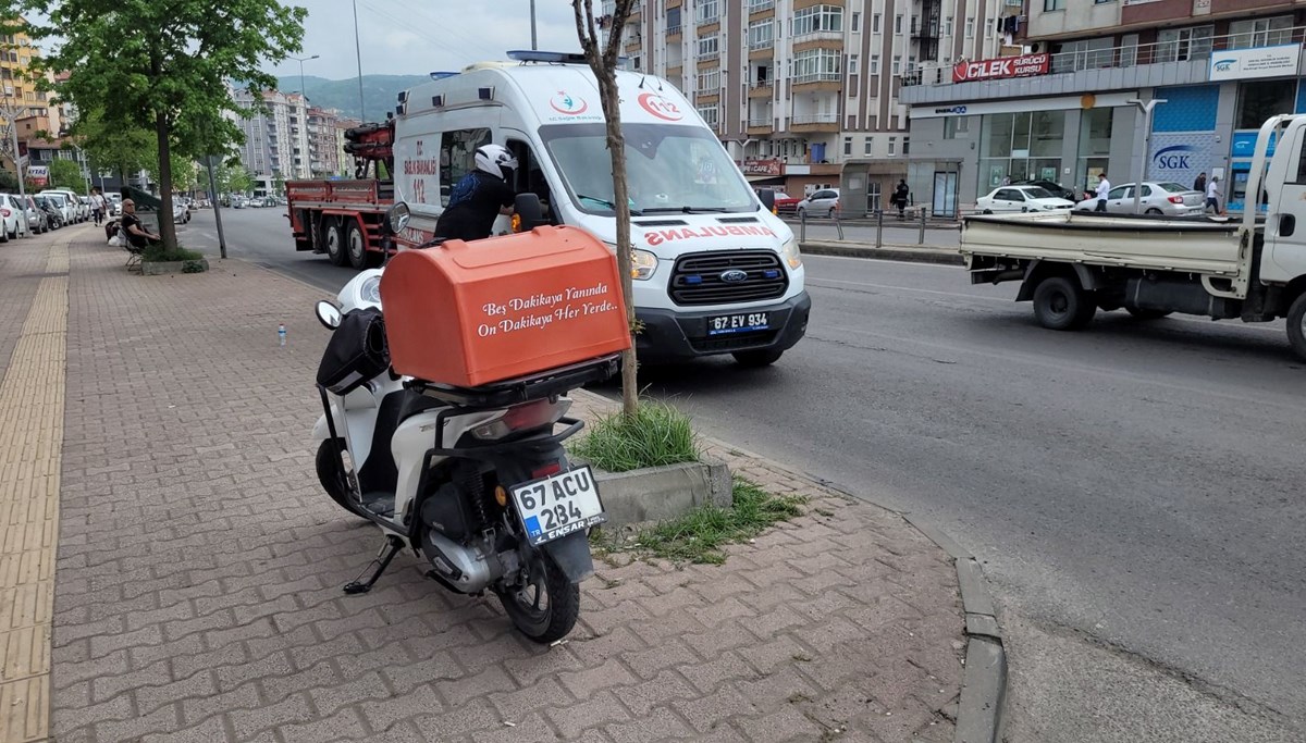 Motokuryeyi sıkıştırıp kaza yaptırdı: Motokuryeyi sıkıştırıp kaza yaptırdı: