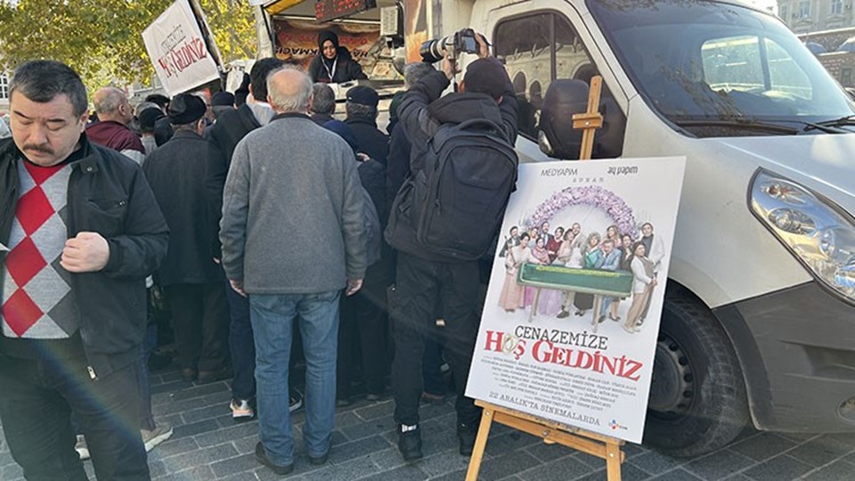 "Cenazemize Hoş Geldiniz" filminin ekibi Eminönü'nde tavuklu pilav ile lokma dağıttı - 1