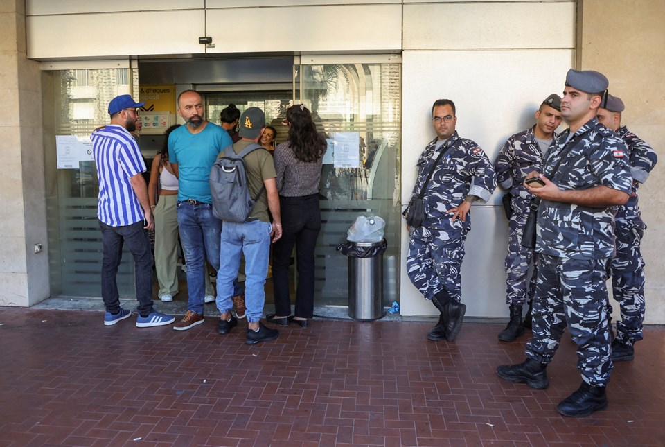 Lübnan'da banka baskınları sürüyor - 1