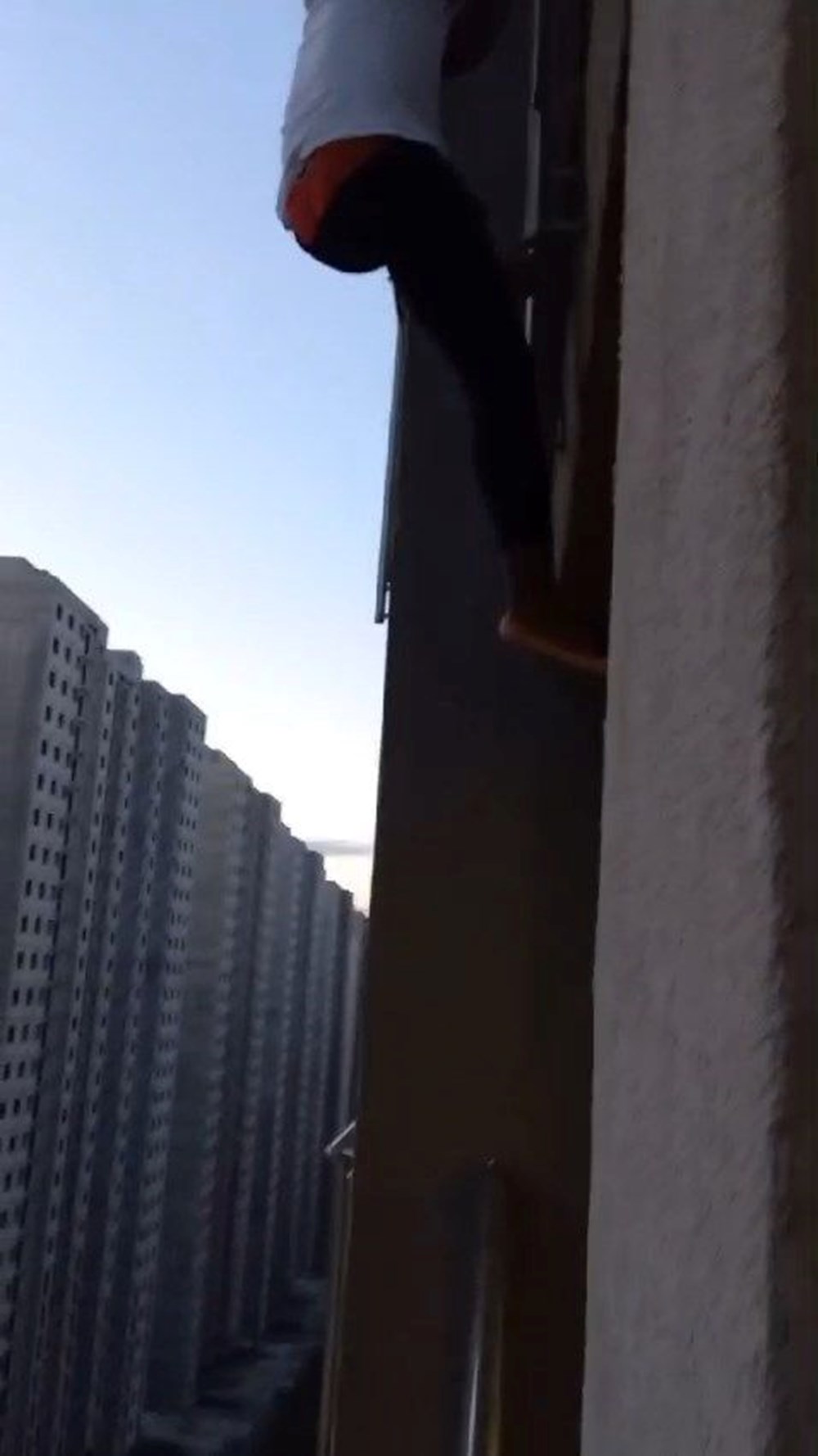 Polisten kaçarken ölümle dans: 25 katlı rezidansta balkondan balkona atladı - 2