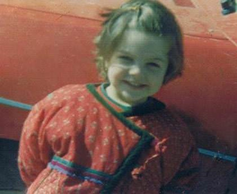 Su Burcu Yazgı Coşkun'dan nostaljik kare (Ünlülerin çocukluk ve gençlik halleri) - 701