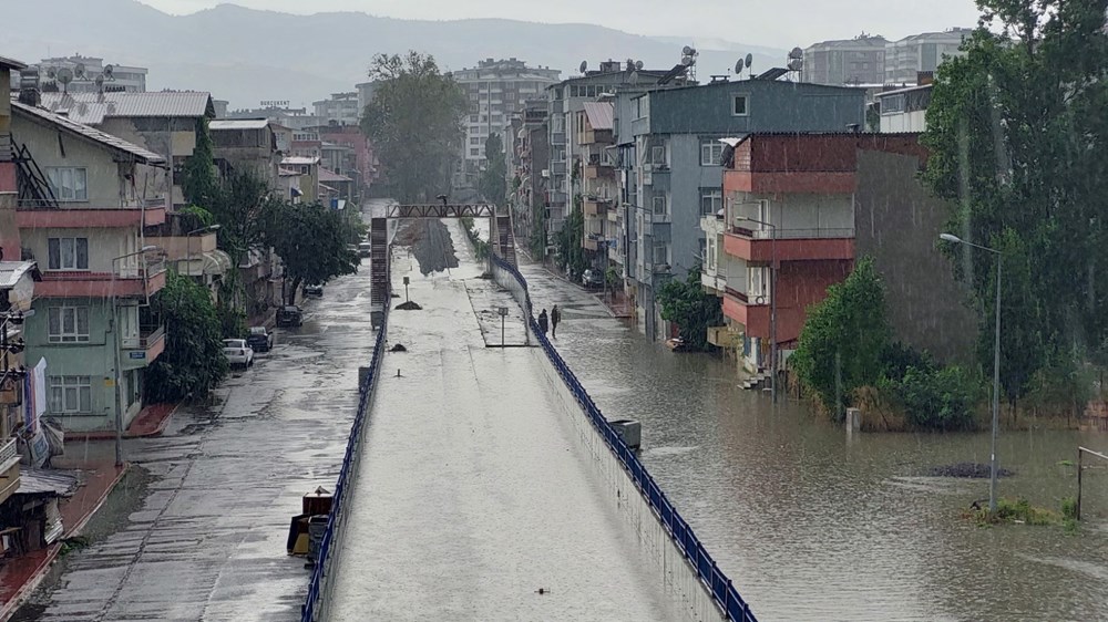 Kuvvetli sağanak birçok ilde hayatı felç etti: Sele kapılan 3 kişi hayatını kaybetti, 1 bebek kayıp - 17