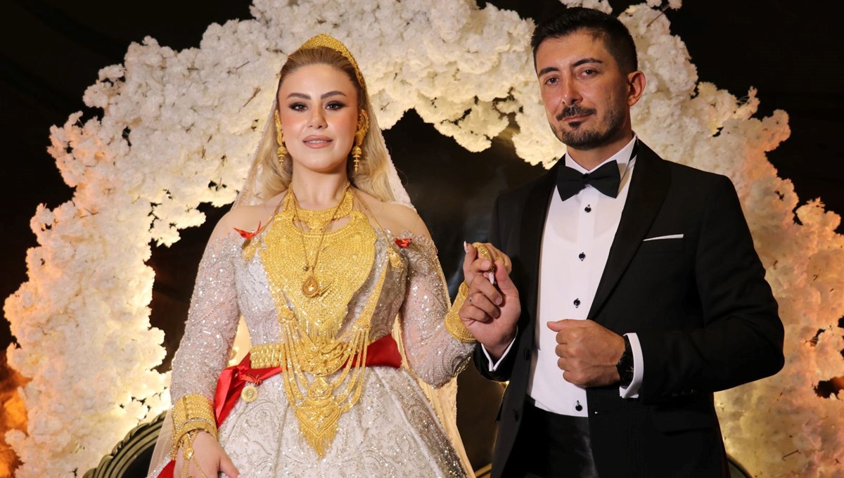 Van'da aşiret düğünü: Geline 3 kilo altın, damada 3 milyon TL takıldı Van'da aşiret düğünü: Geline 3 kilo altın, damada 3 milyon TL takıldı