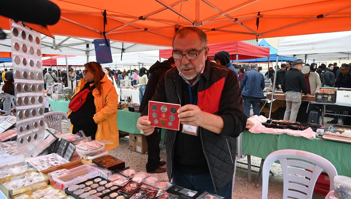 Pazar tezgahında para satıyor: 54 sene biriktirdi şimdi alıcı bekliyor