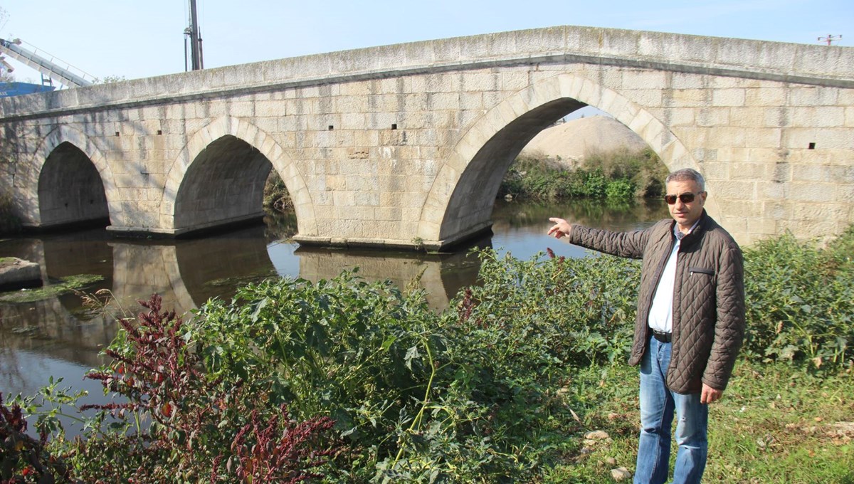 Tarihi köprü 50 metre yer değiştirdi