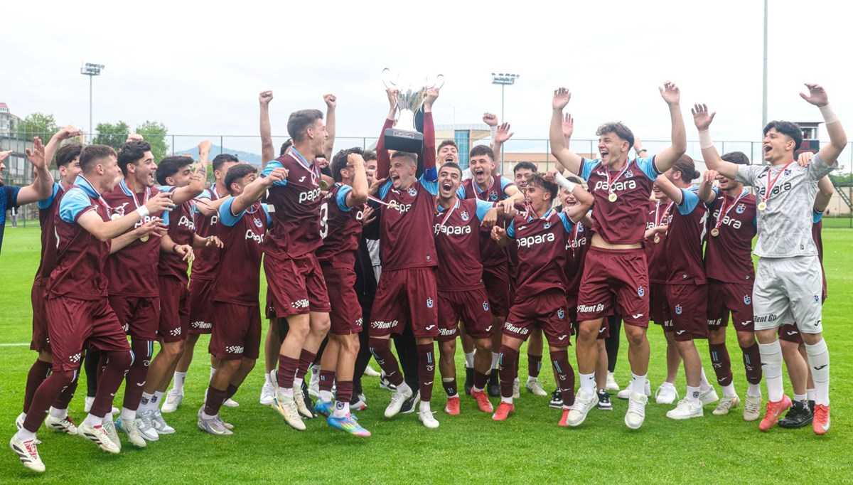 Trabzonspor U19 takımı kupasını aldı Trabzonspor U19 takımı kupasını aldı