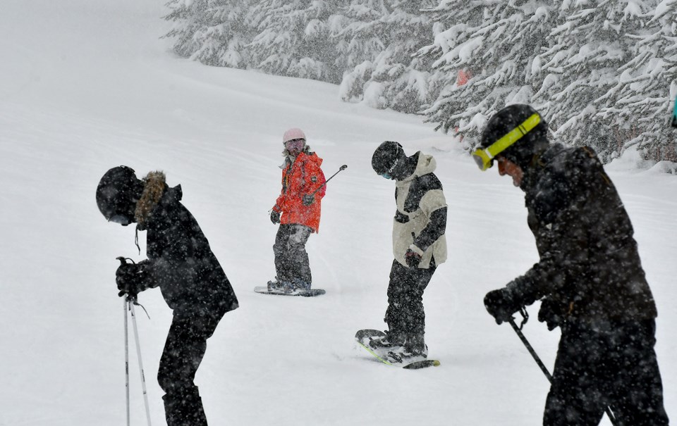 Yoğun karın ardından Palandöken ve Sarıkamış'ta kayak keyfi sürüyor - 1