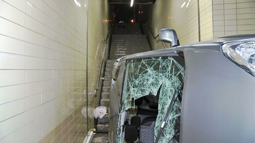 Aracıyla metro alt geçidine düşen genç hayatını kaybetti - 7