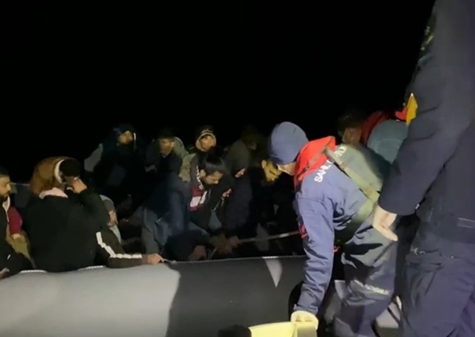 İzmir açıklarında 92 kaçak göçmen kurtarıldı - 1