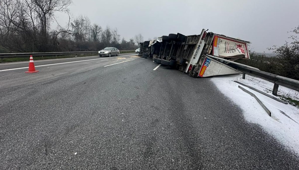 TIR devrildi, İstanbul yönünde 2 şerit trafiğe kapandı