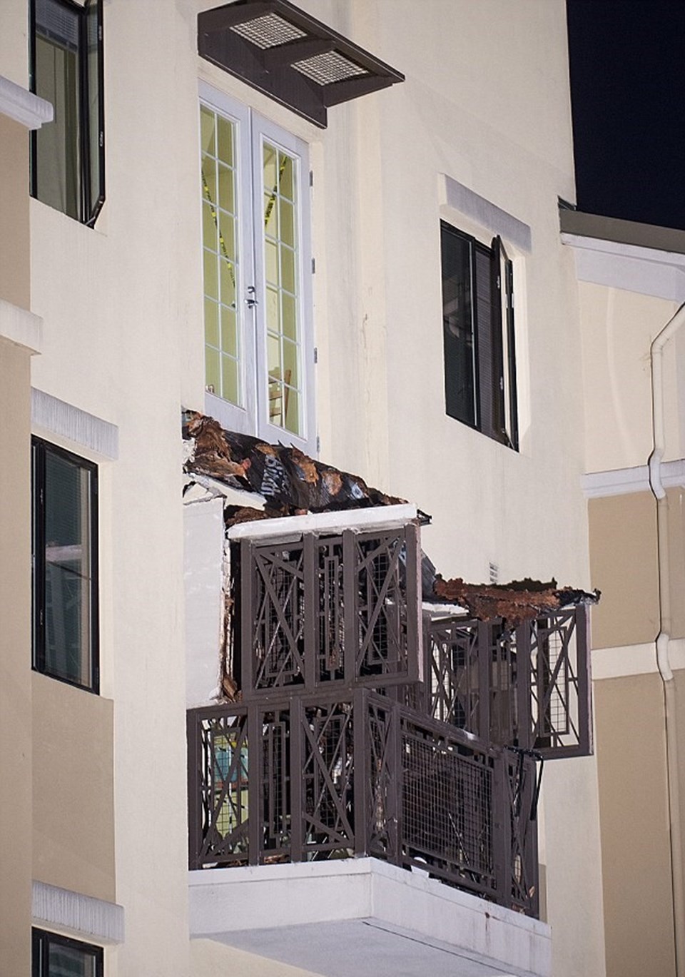 ABD’de balkonun çökmesi sonucu 6 öğrenci öldü - 1