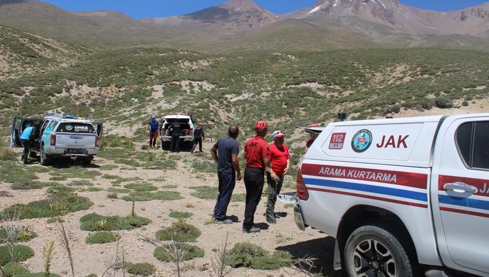 Erciyes Dağı'nda iki dağcı mahsur kaldı