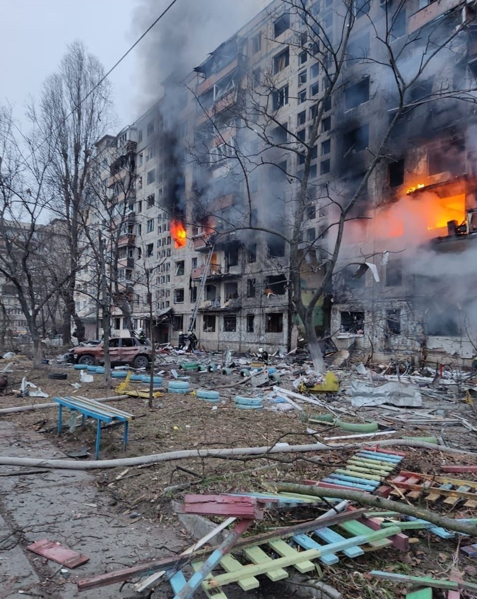 Ukrayna'nın başkenti Kiev'de 9 katlı bir binaya yop mermisi isabet etti.