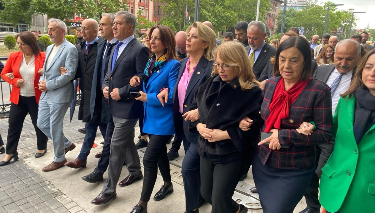 CHP'li milletvekillerinden MEB'in önünde yeni müfredat taslağına tepki CHP'li milletvekillerinden MEB'in önünde yeni müfredat taslağına tepki