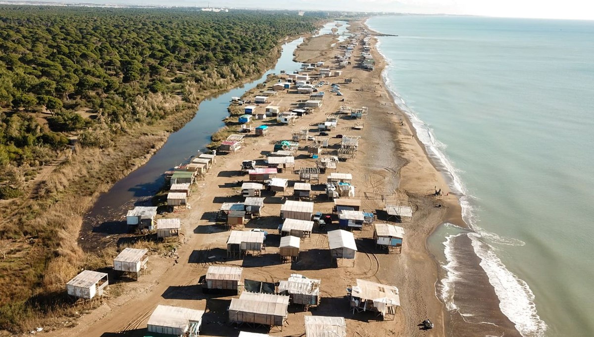 Caretta caretta kumsalı, kaçak barakayla doldu