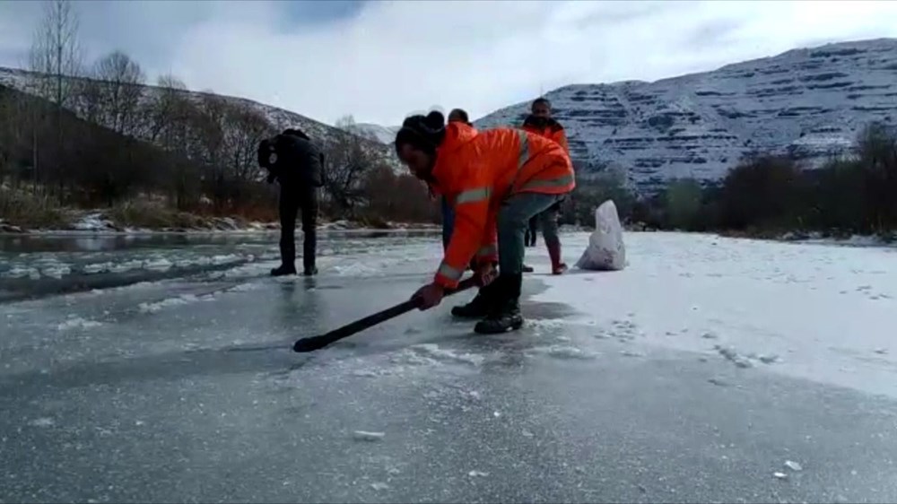 Buz tutan Çoruh Nehri'nde